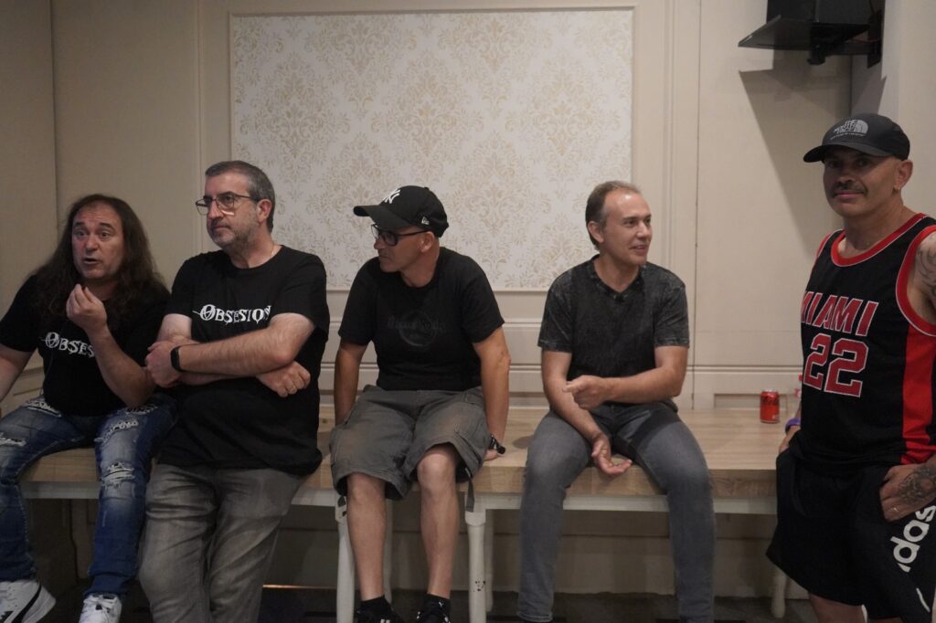 Los músicos de Obsesion durante su concierto de presentación en 2025