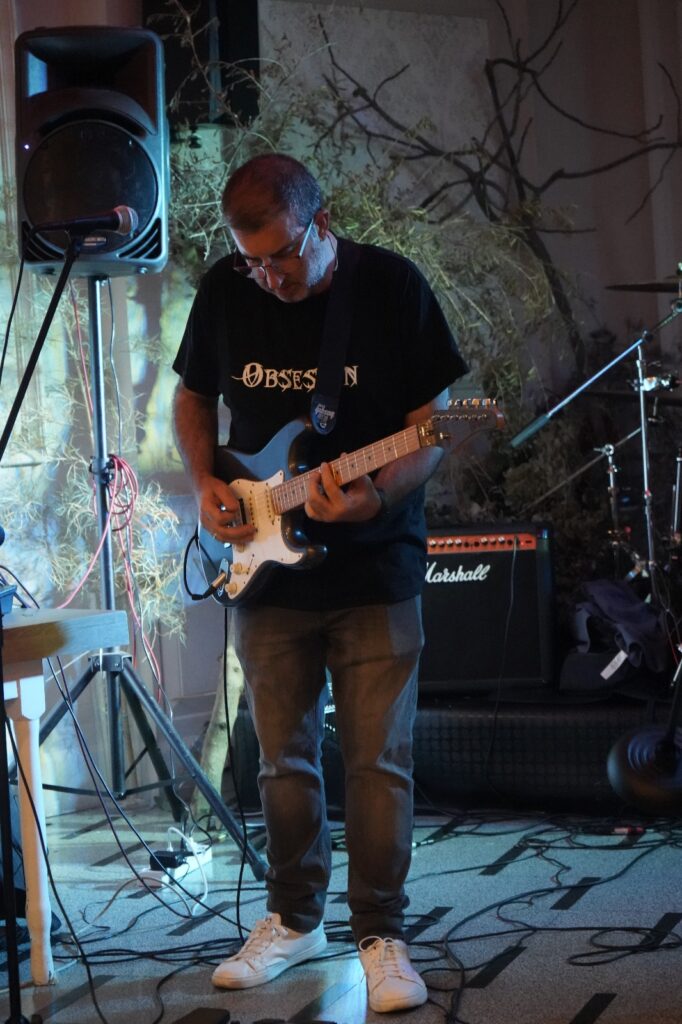 Guitarrista de Obsesion durante el concierto de julio de 2025